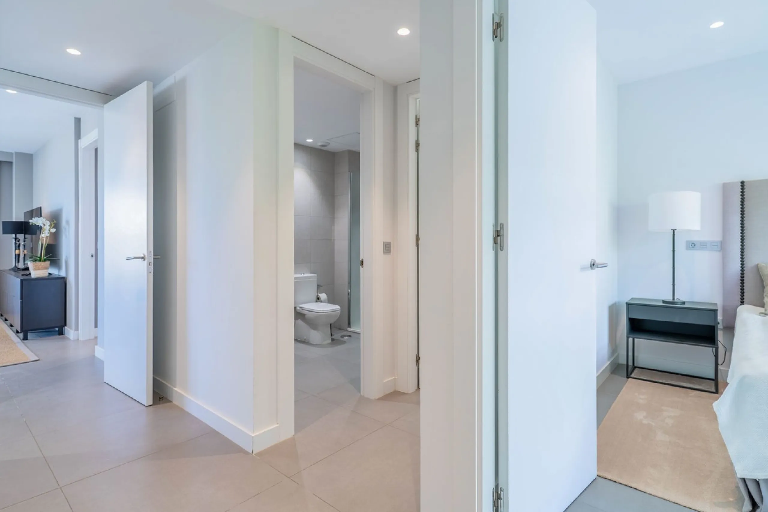 This spectacular 270 m² penthouse combines spaciousness, design and exclusivity. The property has 4 bedrooms, 3 bathrooms and a spacious and bright living room with direct access to a large private terrace, ideal for enjoying the Mediterranean climate all