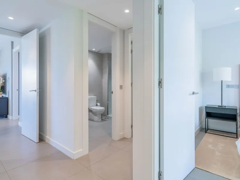 This spectacular 270 m² penthouse combines spaciousness, design and exclusivity. The property has 4 bedrooms, 3 bathrooms and a spacious and bright living room with direct access to a large private terrace, ideal for enjoying the Mediterranean climate all
