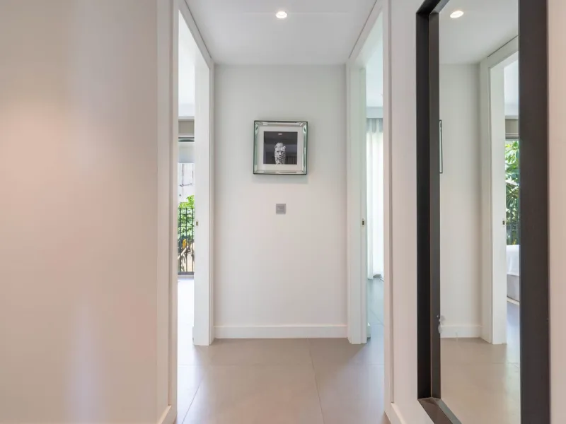 This spectacular 270 m² penthouse combines spaciousness, design and exclusivity. The property has 4 bedrooms, 3 bathrooms and a spacious and bright living room with direct access to a large private terrace, ideal for enjoying the Mediterranean climate all