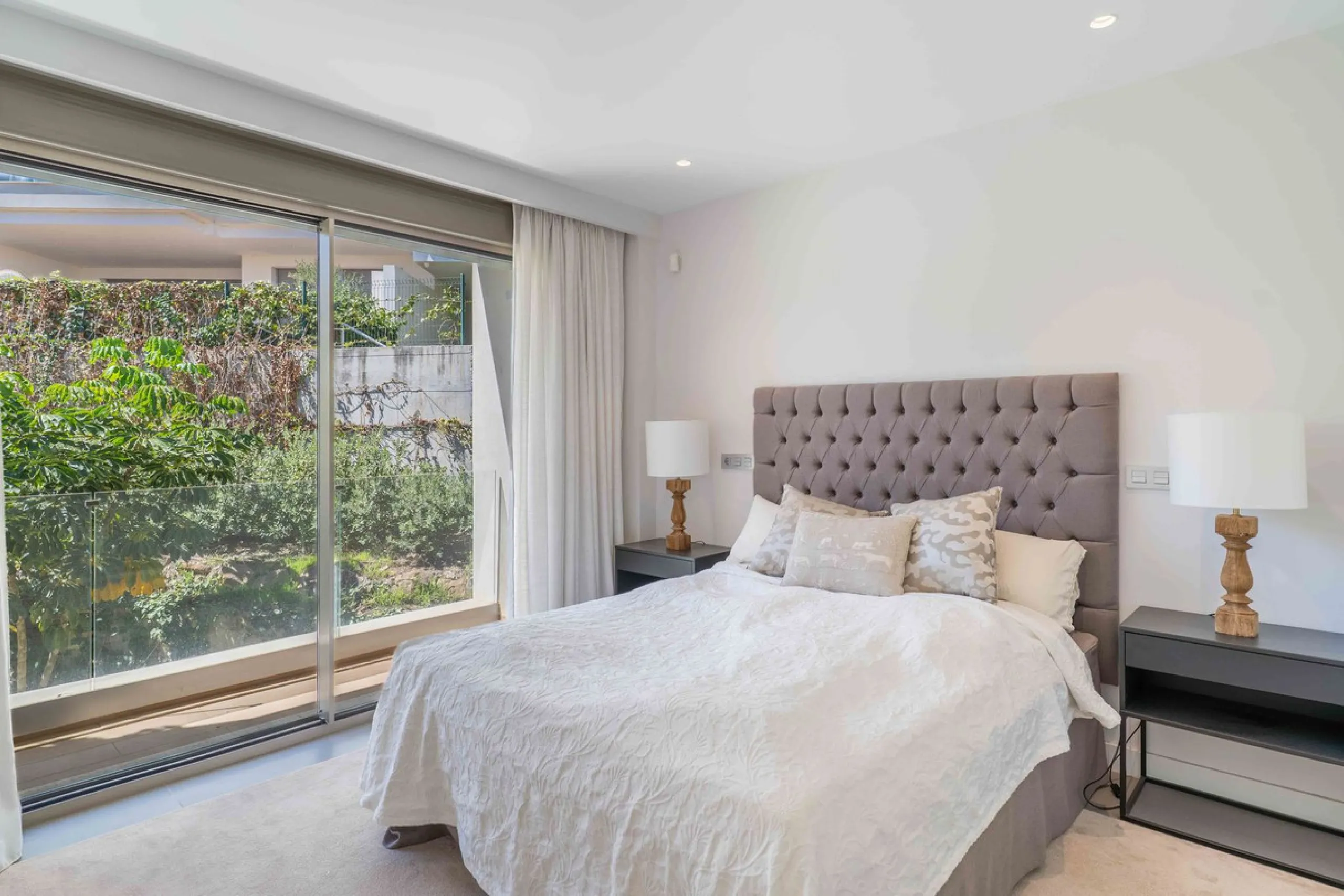 This spectacular 270 m² penthouse combines spaciousness, design and exclusivity. The property has 4 bedrooms, 3 bathrooms and a spacious and bright living room with direct access to a large private terrace, ideal for enjoying the Mediterranean climate all