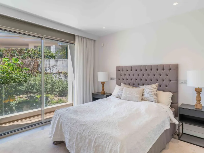 This spectacular 270 m² penthouse combines spaciousness, design and exclusivity. The property has 4 bedrooms, 3 bathrooms and a spacious and bright living room with direct access to a large private terrace, ideal for enjoying the Mediterranean climate all
