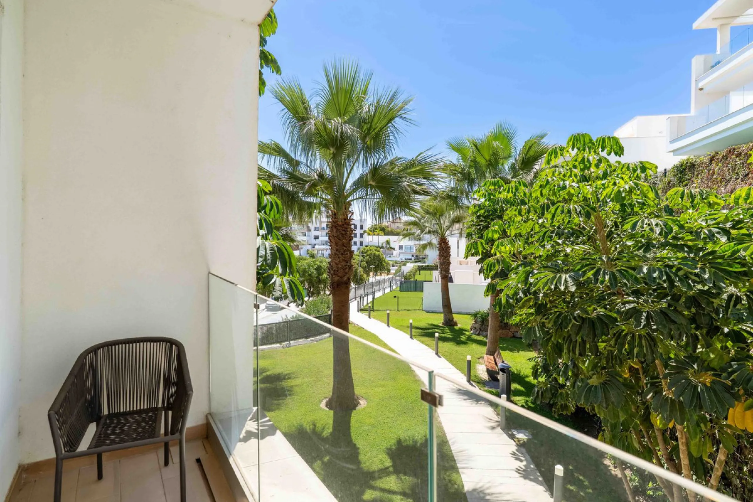 This spectacular 270 m² penthouse combines spaciousness, design and exclusivity. The property has 4 bedrooms, 3 bathrooms and a spacious and bright living room with direct access to a large private terrace, ideal for enjoying the Mediterranean climate all
