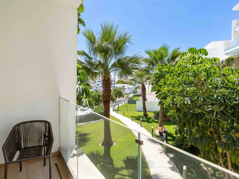 This spectacular 270 m² penthouse combines spaciousness, design and exclusivity. The property has 4 bedrooms, 3 bathrooms and a spacious and bright living room with direct access to a large private terrace, ideal for enjoying the Mediterranean climate all
