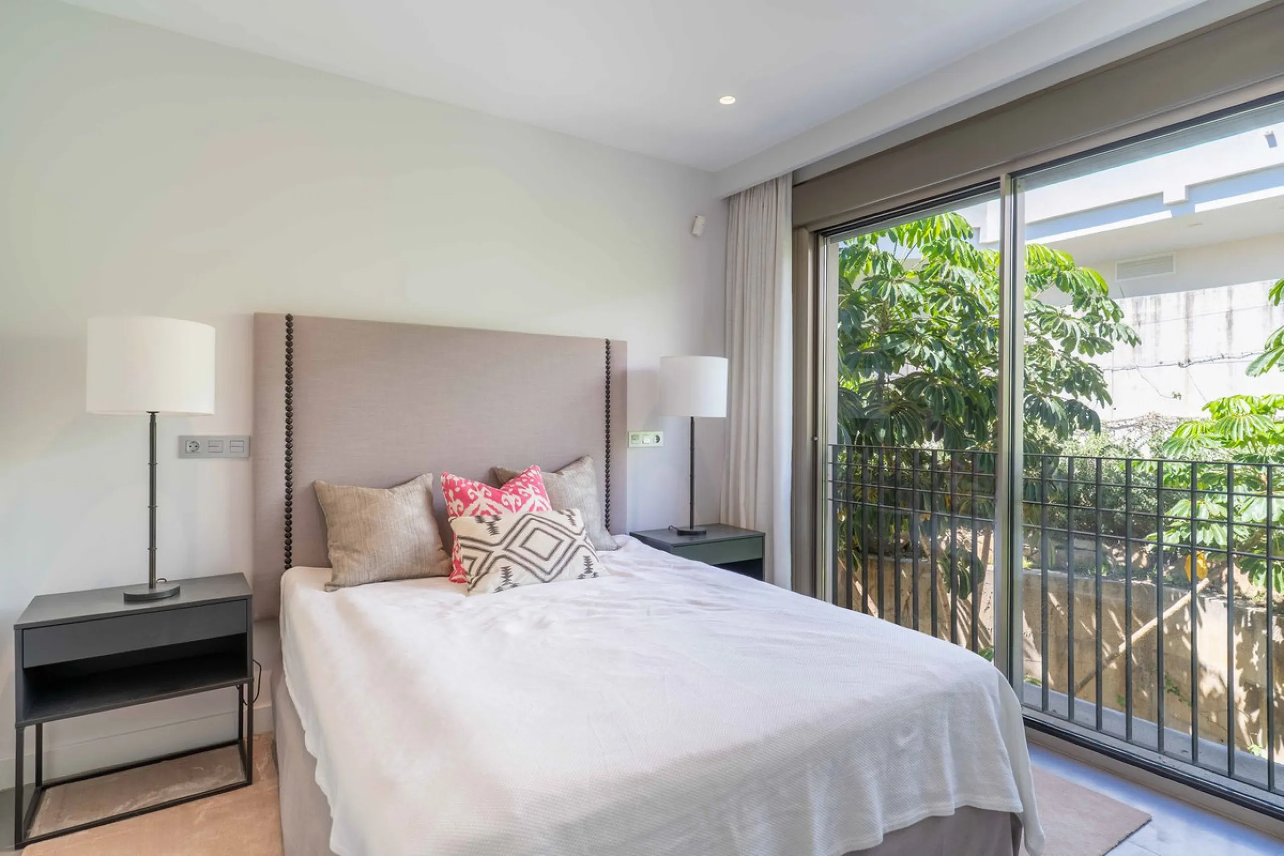 This spectacular 270 m² penthouse combines spaciousness, design and exclusivity. The property has 4 bedrooms, 3 bathrooms and a spacious and bright living room with direct access to a large private terrace, ideal for enjoying the Mediterranean climate all