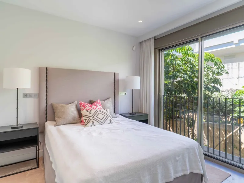 This spectacular 270 m² penthouse combines spaciousness, design and exclusivity. The property has 4 bedrooms, 3 bathrooms and a spacious and bright living room with direct access to a large private terrace, ideal for enjoying the Mediterranean climate all