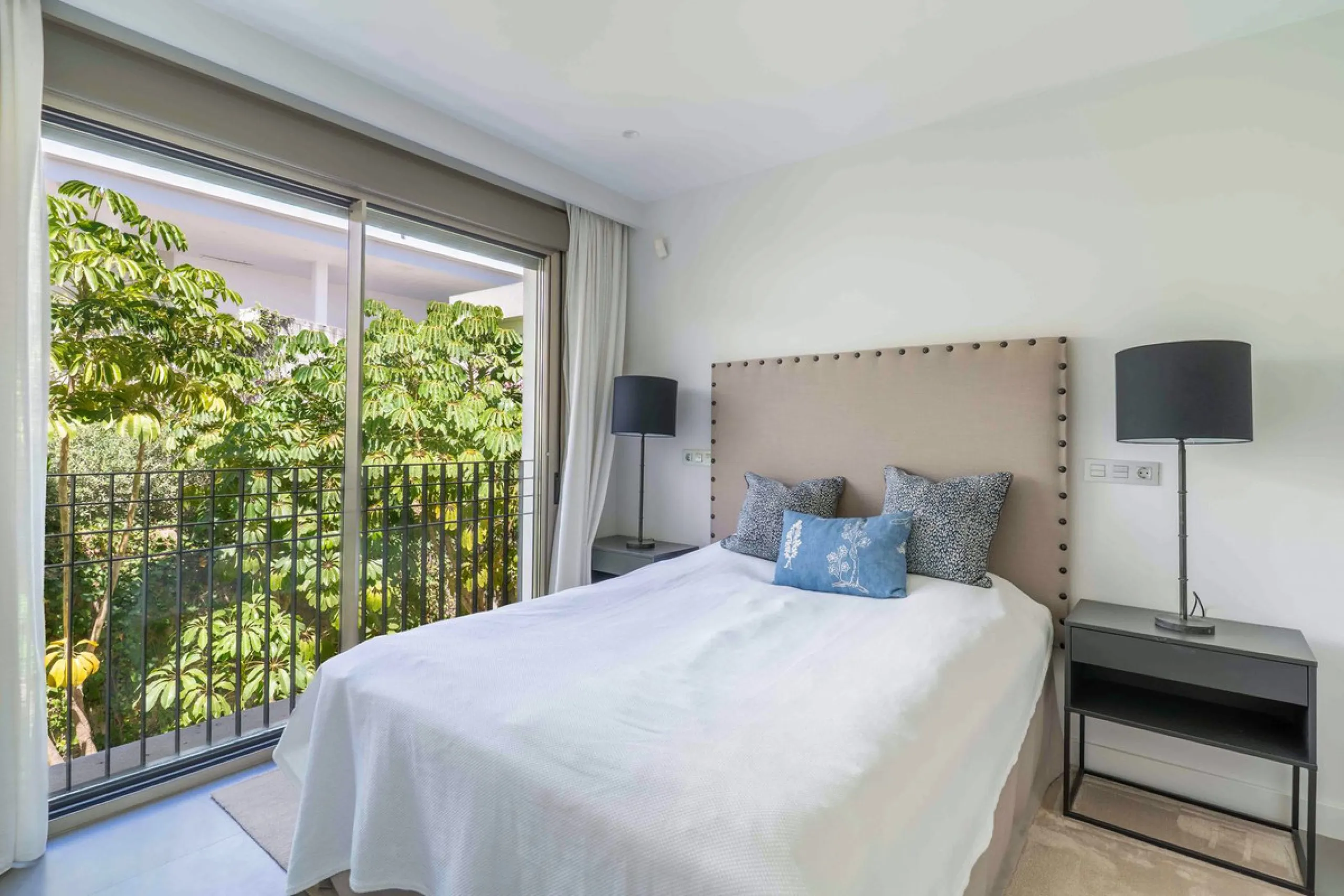 This spectacular 270 m² penthouse combines spaciousness, design and exclusivity. The property has 4 bedrooms, 3 bathrooms and a spacious and bright living room with direct access to a large private terrace, ideal for enjoying the Mediterranean climate all