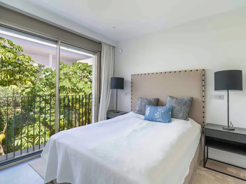 This spectacular 270 m² penthouse combines spaciousness, design and exclusivity. The property has 4 bedrooms, 3 bathrooms and a spacious and bright living room with direct access to a large private terrace, ideal for enjoying the Mediterranean climate all