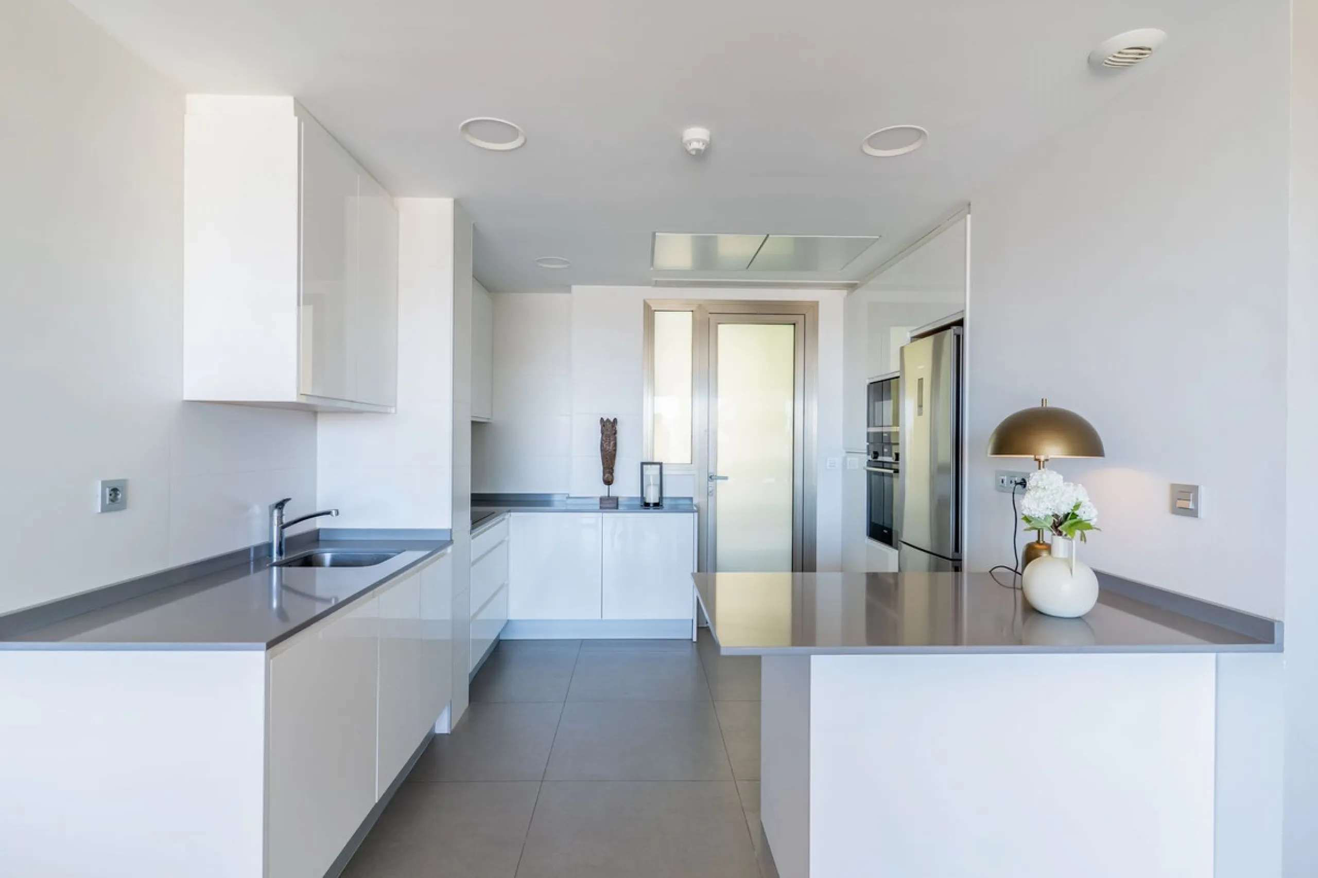This spectacular 270 m² penthouse combines spaciousness, design and exclusivity. The property has 4 bedrooms, 3 bathrooms and a spacious and bright living room with direct access to a large private terrace, ideal for enjoying the Mediterranean climate all