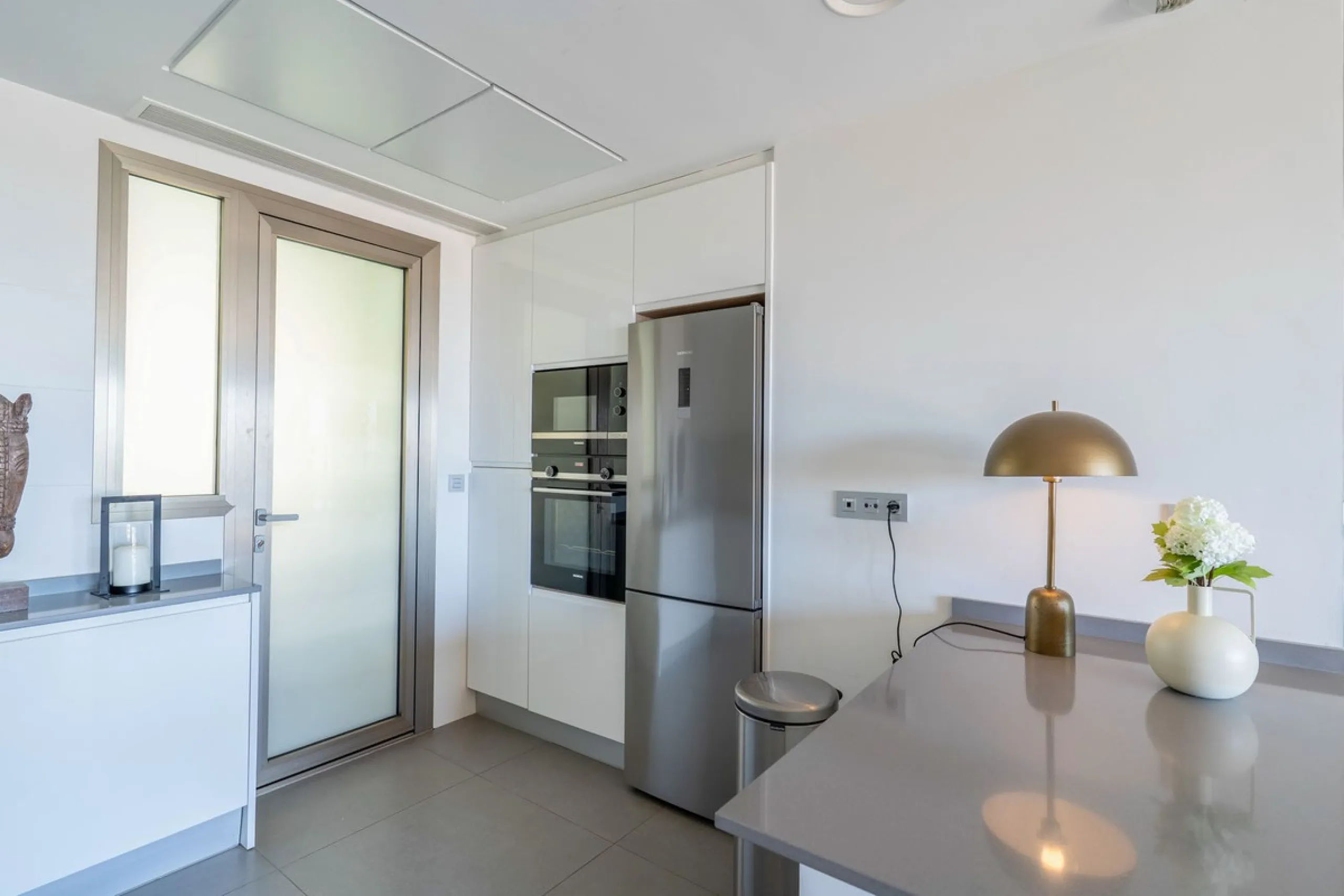 This spectacular 270 m² penthouse combines spaciousness, design and exclusivity. The property has 4 bedrooms, 3 bathrooms and a spacious and bright living room with direct access to a large private terrace, ideal for enjoying the Mediterranean climate all