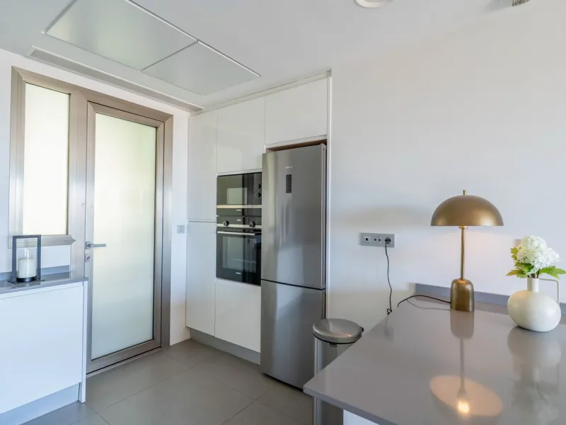 This spectacular 270 m² penthouse combines spaciousness, design and exclusivity. The property has 4 bedrooms, 3 bathrooms and a spacious and bright living room with direct access to a large private terrace, ideal for enjoying the Mediterranean climate all