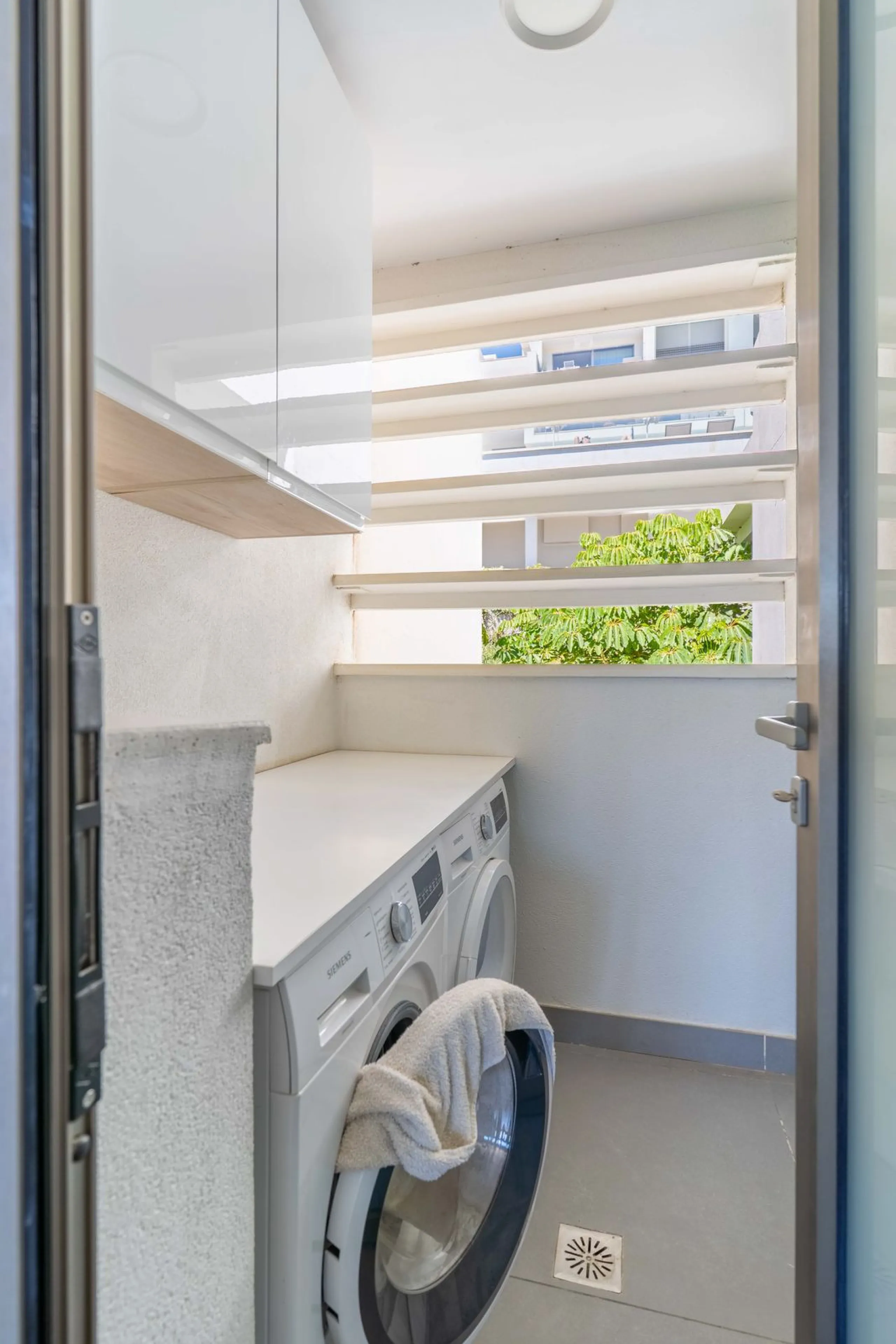 This spectacular 270 m² penthouse combines spaciousness, design and exclusivity. The property has 4 bedrooms, 3 bathrooms and a spacious and bright living room with direct access to a large private terrace, ideal for enjoying the Mediterranean climate all