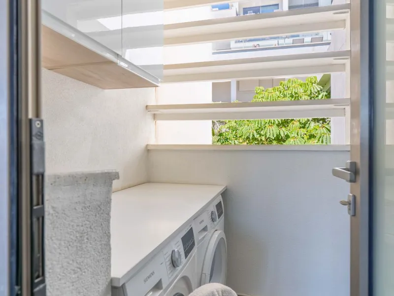 This spectacular 270 m² penthouse combines spaciousness, design and exclusivity. The property has 4 bedrooms, 3 bathrooms and a spacious and bright living room with direct access to a large private terrace, ideal for enjoying the Mediterranean climate all