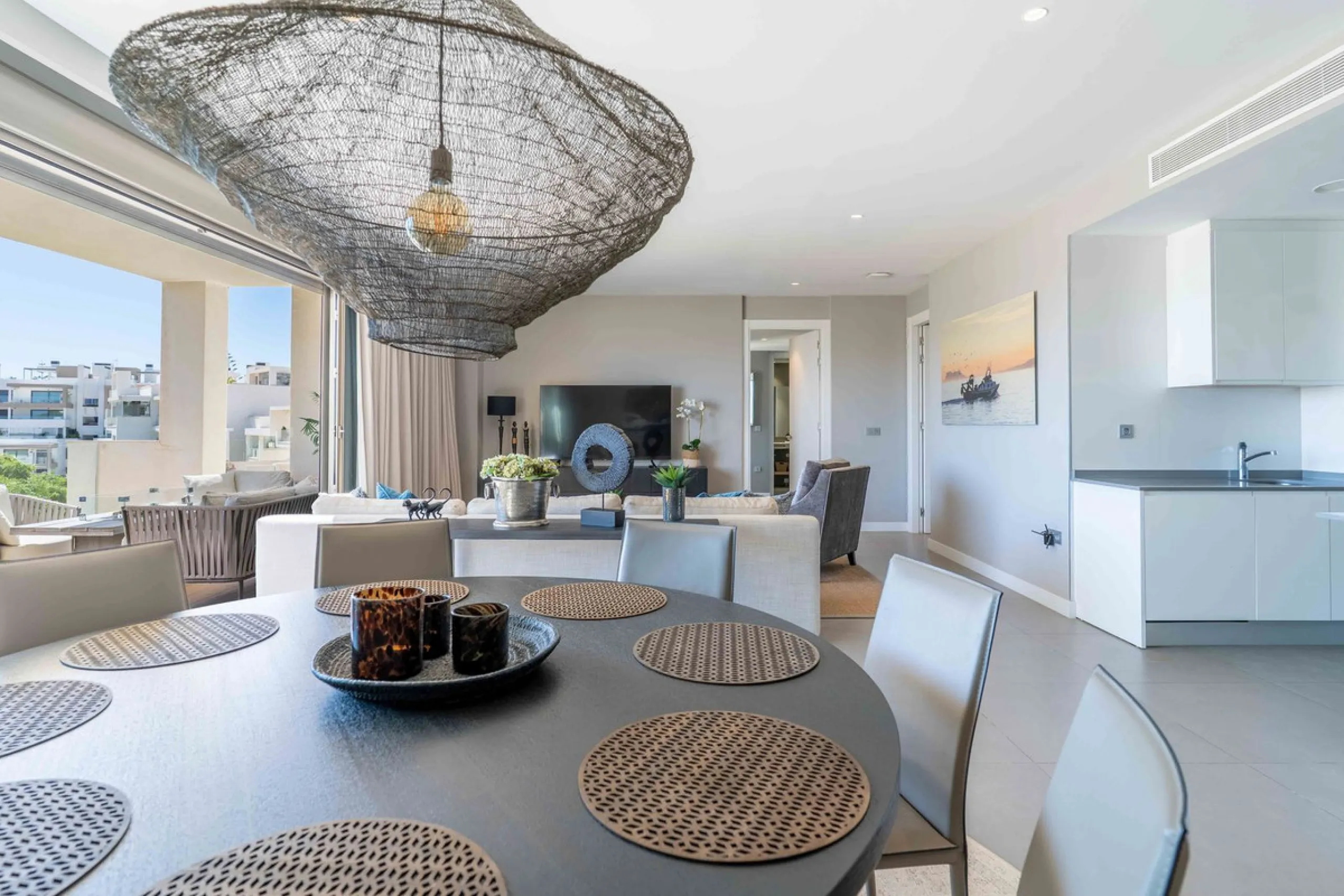 This spectacular 270 m² penthouse combines spaciousness, design and exclusivity. The property has 4 bedrooms, 3 bathrooms and a spacious and bright living room with direct access to a large private terrace, ideal for enjoying the Mediterranean climate all