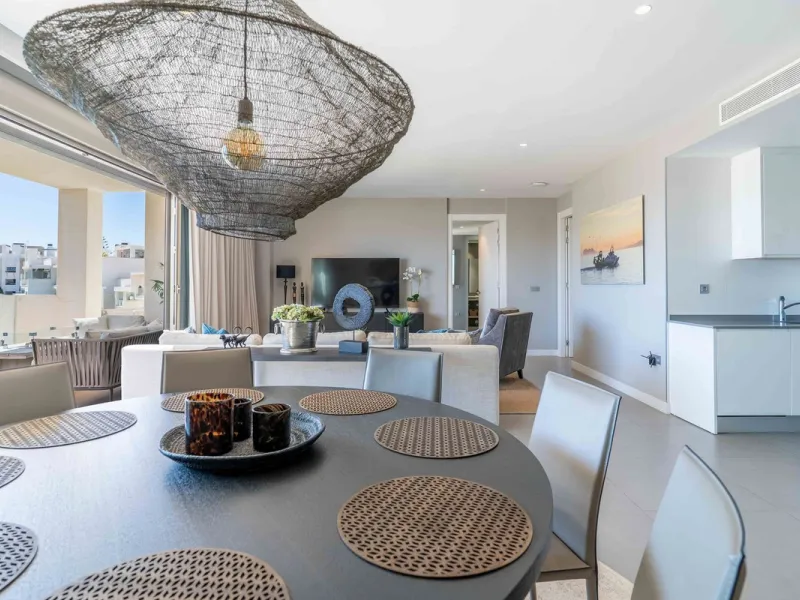 This spectacular 270 m² penthouse combines spaciousness, design and exclusivity. The property has 4 bedrooms, 3 bathrooms and a spacious and bright living room with direct access to a large private terrace, ideal for enjoying the Mediterranean climate all