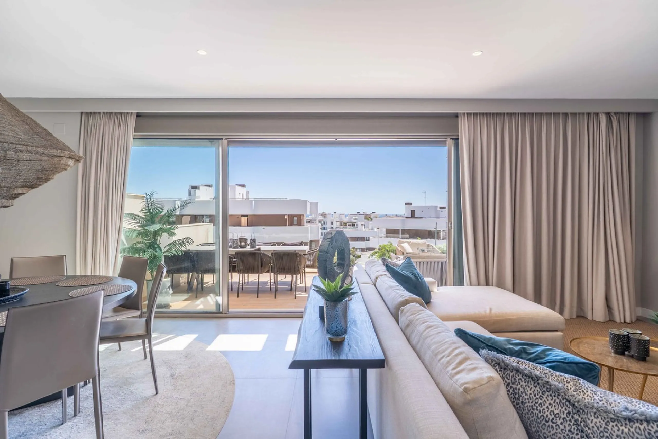 This spectacular 270 m² penthouse combines spaciousness, design and exclusivity. The property has 4 bedrooms, 3 bathrooms and a spacious and bright living room with direct access to a large private terrace, ideal for enjoying the Mediterranean climate all