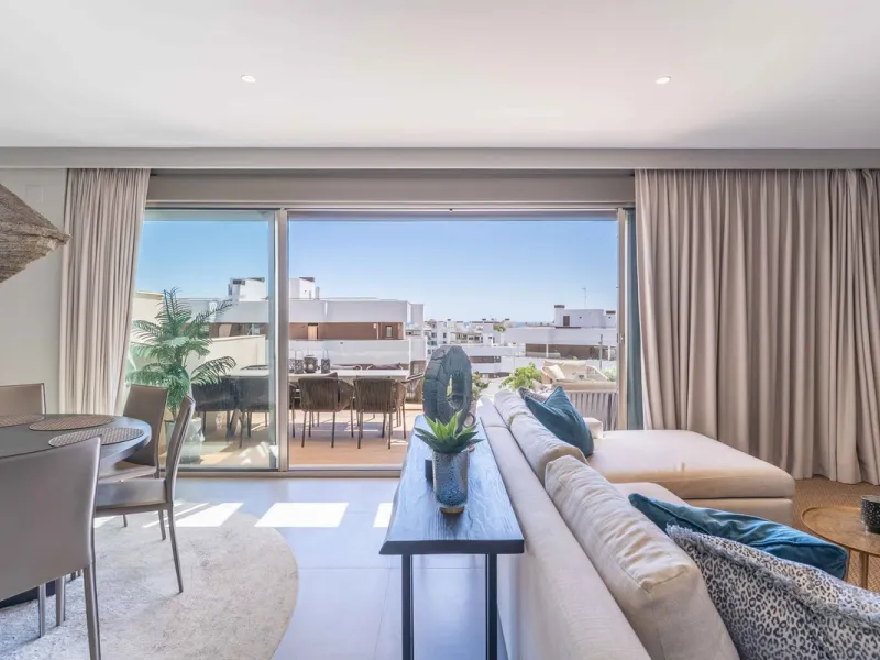 This spectacular 270 m² penthouse combines spaciousness, design and exclusivity. The property has 4 bedrooms, 3 bathrooms and a spacious and bright living room with direct access to a large private terrace, ideal for enjoying the Mediterranean climate all