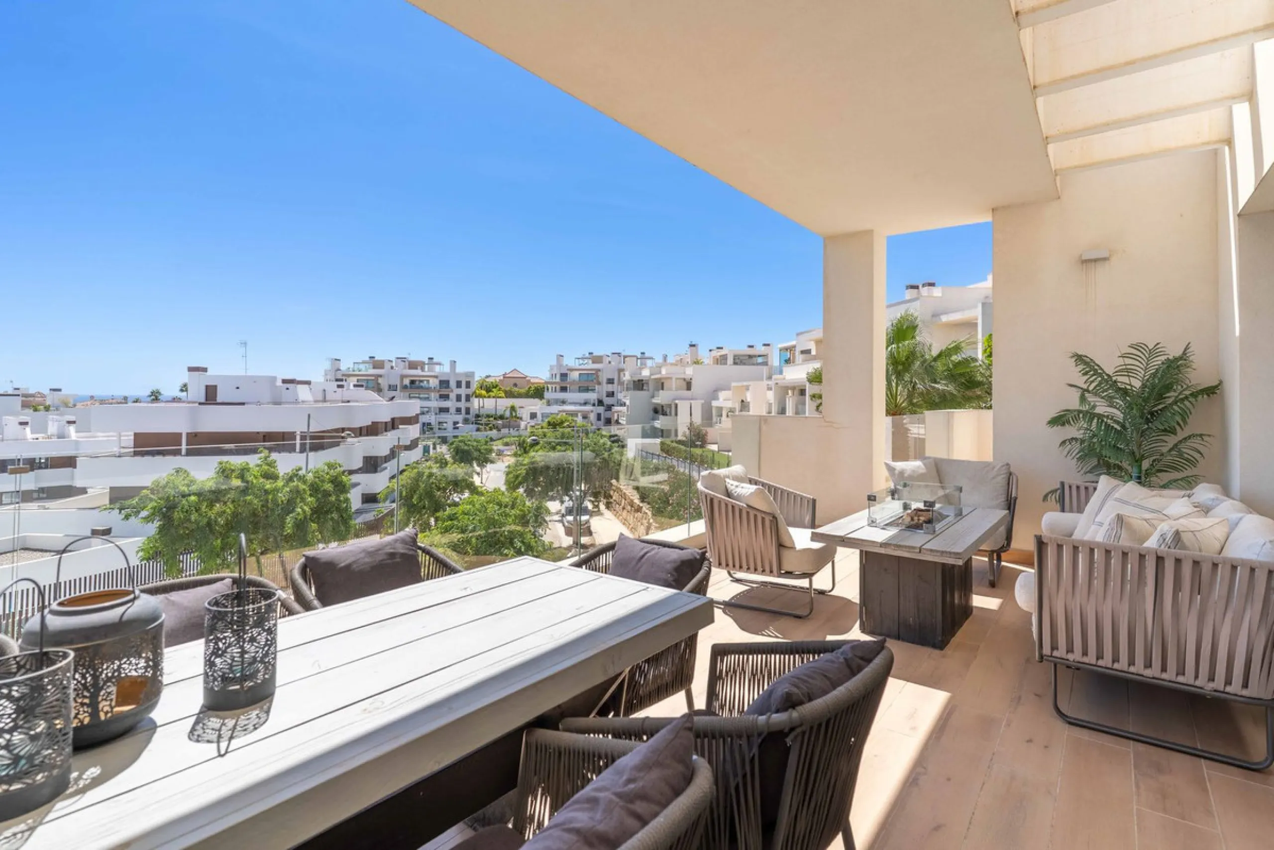 This spectacular 270 m² penthouse combines spaciousness, design and exclusivity. The property has 4 bedrooms, 3 bathrooms and a spacious and bright living room with direct access to a large private terrace, ideal for enjoying the Mediterranean climate all