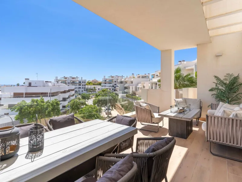 This spectacular 270 m² penthouse combines spaciousness, design and exclusivity. The property has 4 bedrooms, 3 bathrooms and a spacious and bright living room with direct access to a large private terrace, ideal for enjoying the Mediterranean climate all