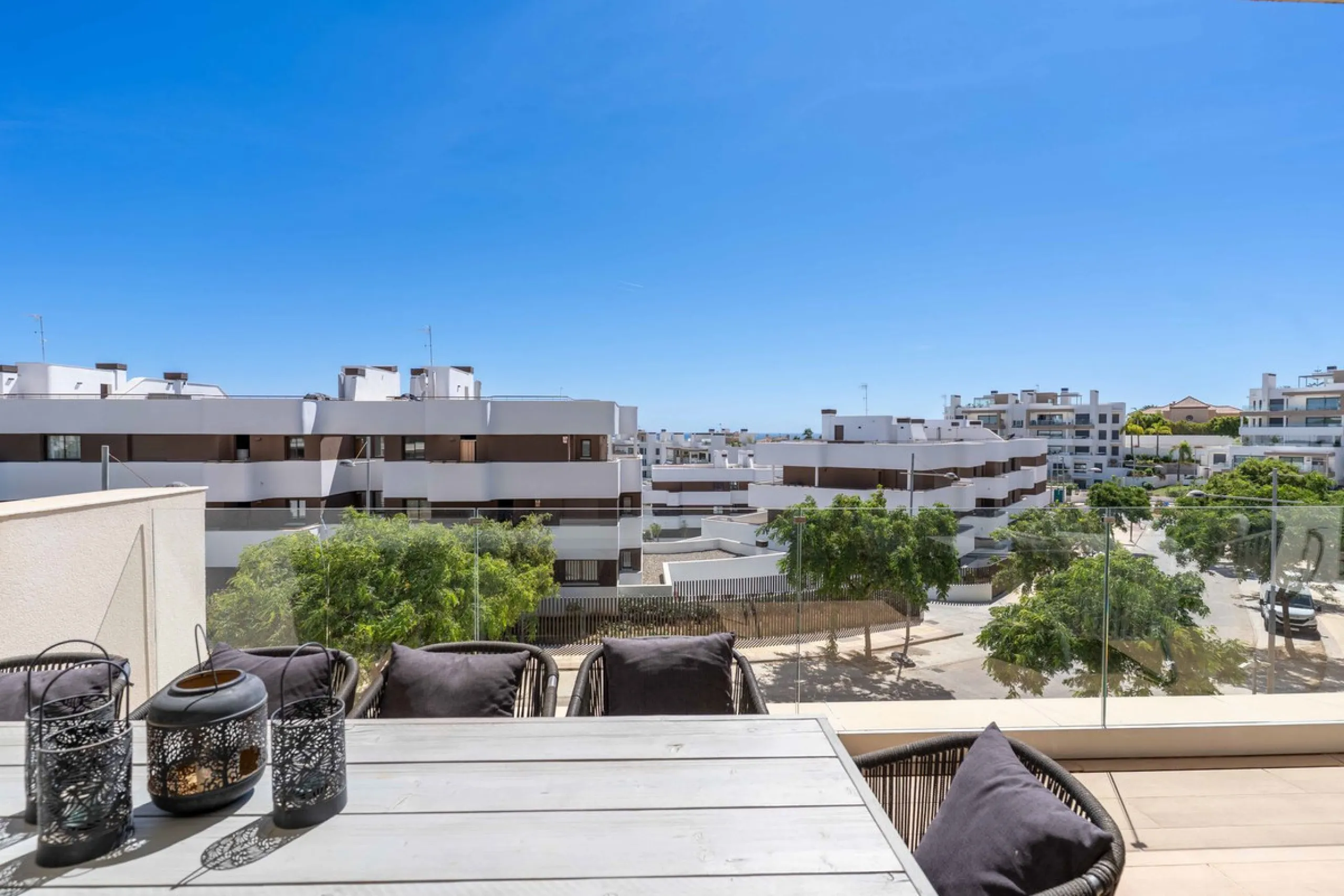 This spectacular 270 m² penthouse combines spaciousness, design and exclusivity. The property has 4 bedrooms, 3 bathrooms and a spacious and bright living room with direct access to a large private terrace, ideal for enjoying the Mediterranean climate all