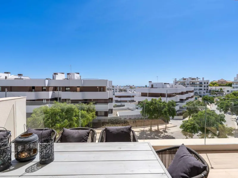 This spectacular 270 m² penthouse combines spaciousness, design and exclusivity. The property has 4 bedrooms, 3 bathrooms and a spacious and bright living room with direct access to a large private terrace, ideal for enjoying the Mediterranean climate all