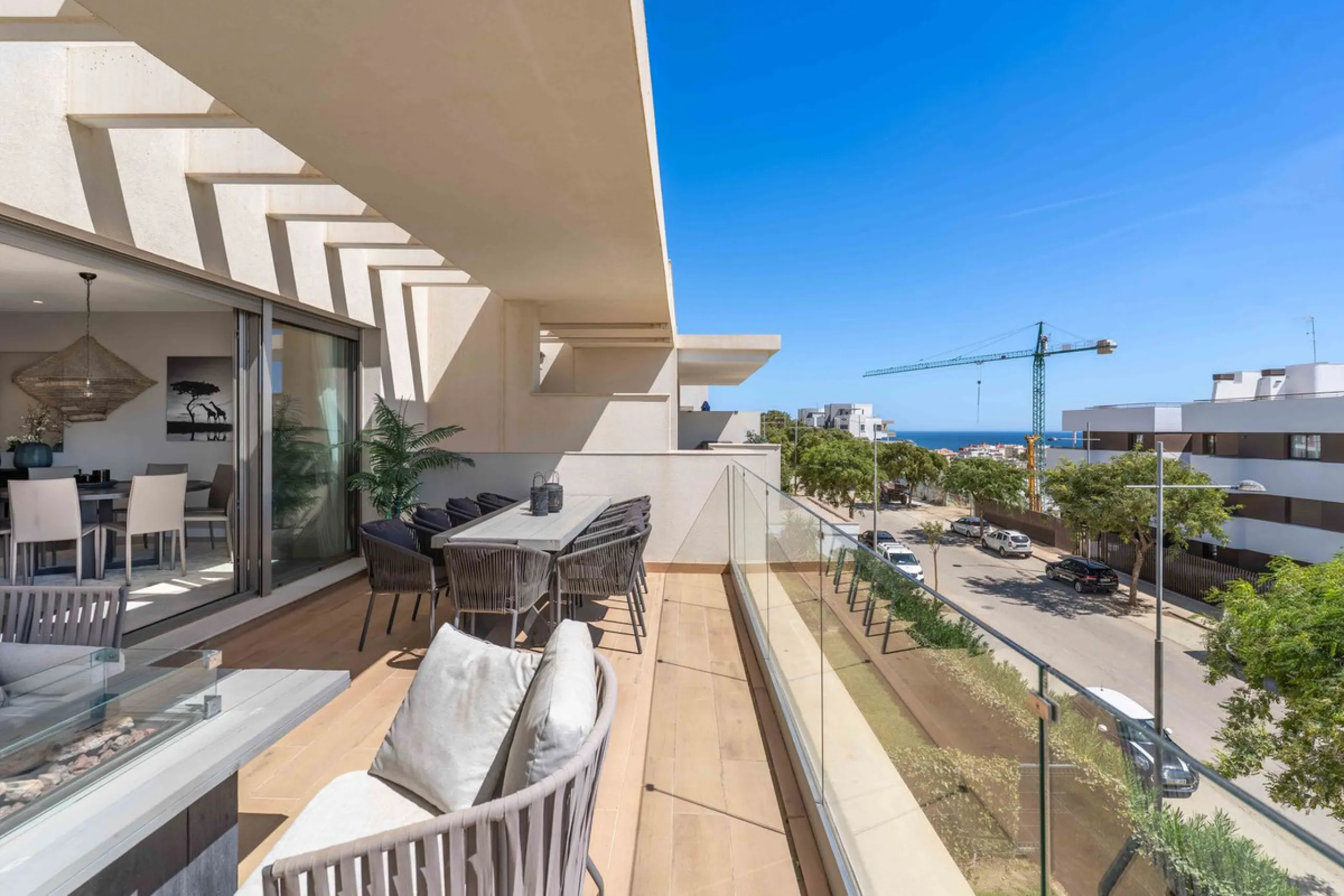 This spectacular 270 m² penthouse combines spaciousness, design and exclusivity. The property has 4 bedrooms, 3 bathrooms and a spacious and bright living room with direct access to a large private terrace, ideal for enjoying the Mediterranean climate all