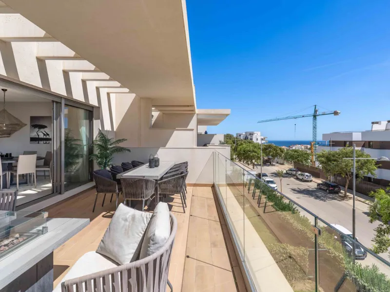 This spectacular 270 m² penthouse combines spaciousness, design and exclusivity. The property has 4 bedrooms, 3 bathrooms and a spacious and bright living room with direct access to a large private terrace, ideal for enjoying the Mediterranean climate all