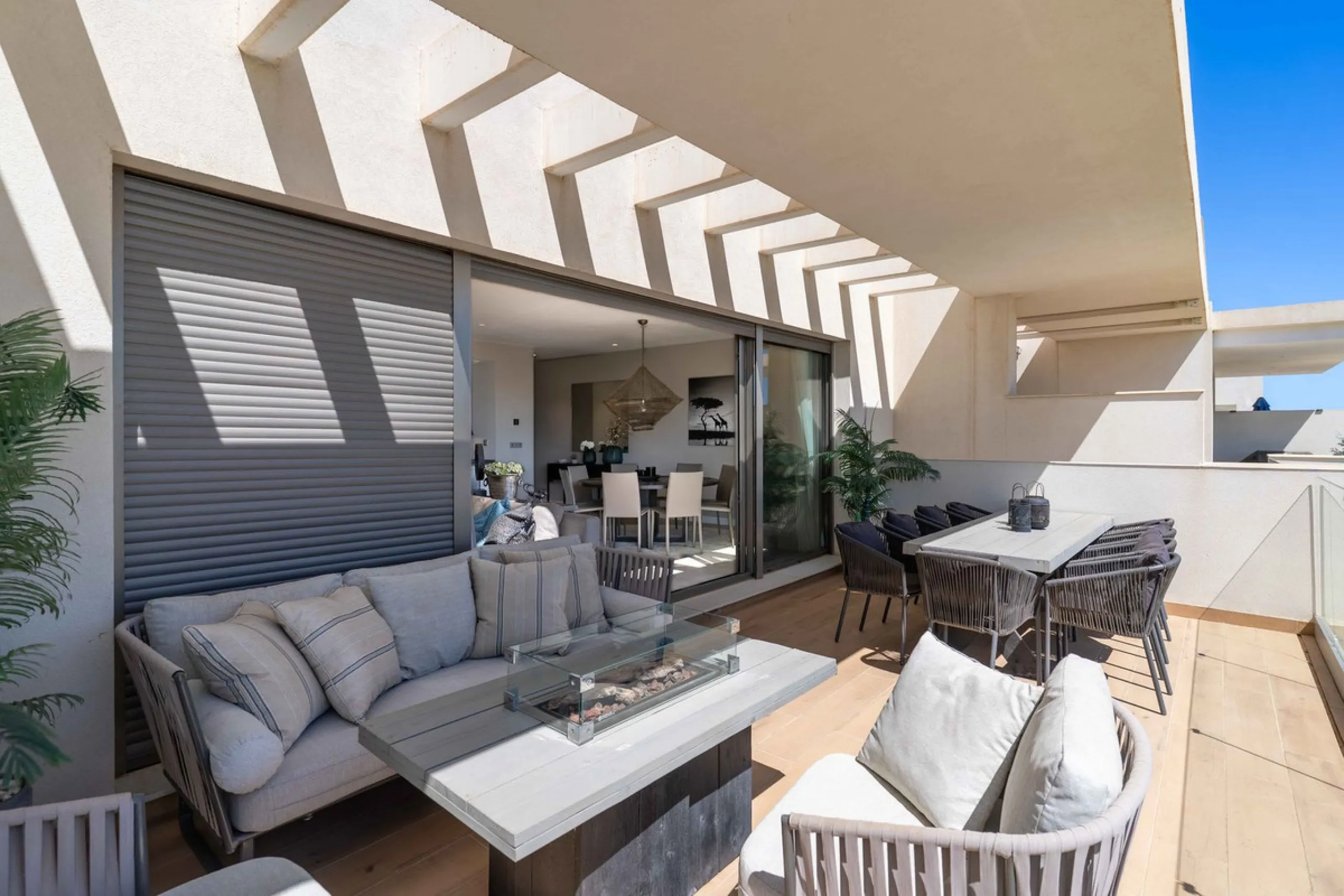 This spectacular 270 m² penthouse combines spaciousness, design and exclusivity. The property has 4 bedrooms, 3 bathrooms and a spacious and bright living room with direct access to a large private terrace, ideal for enjoying the Mediterranean climate all