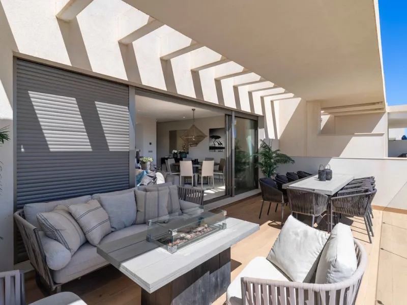 This spectacular 270 m² penthouse combines spaciousness, design and exclusivity. The property has 4 bedrooms, 3 bathrooms and a spacious and bright living room with direct access to a large private terrace, ideal for enjoying the Mediterranean climate all
