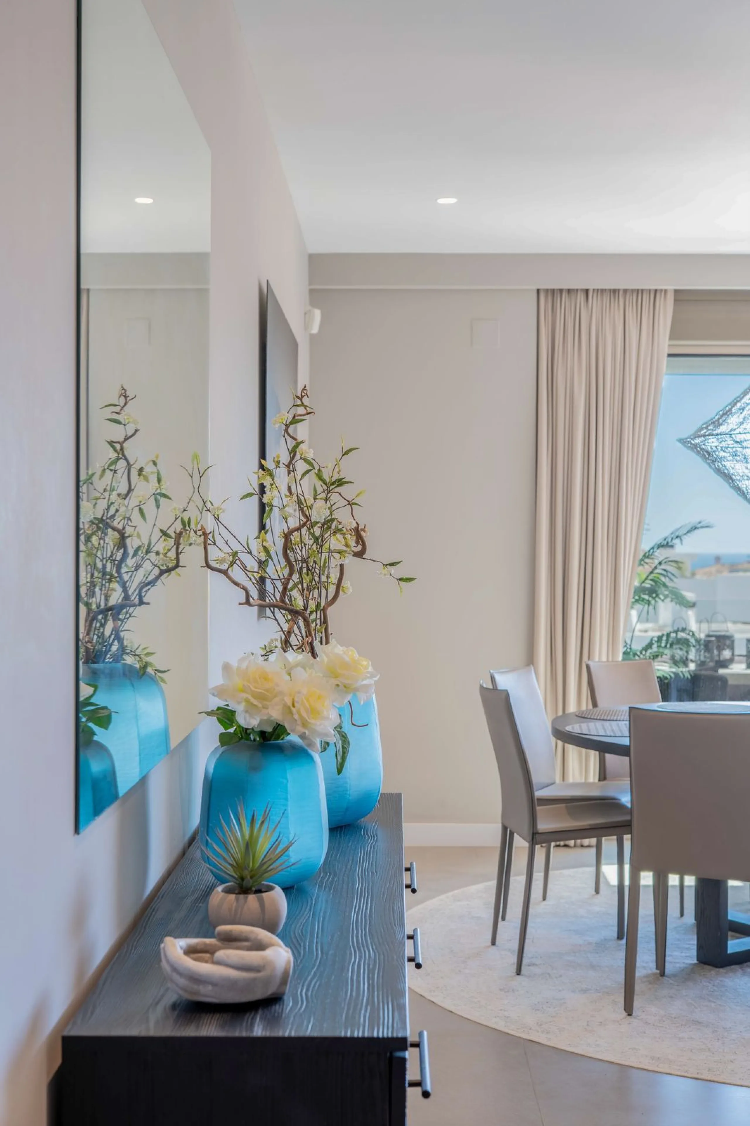 This spectacular 270 m² penthouse combines spaciousness, design and exclusivity. The property has 4 bedrooms, 3 bathrooms and a spacious and bright living room with direct access to a large private terrace, ideal for enjoying the Mediterranean climate all