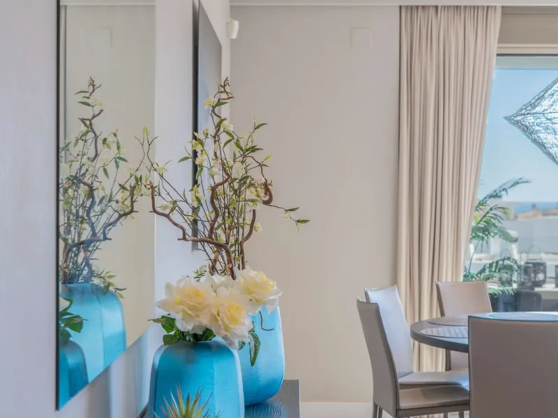 This spectacular 270 m² penthouse combines spaciousness, design and exclusivity. The property has 4 bedrooms, 3 bathrooms and a spacious and bright living room with direct access to a large private terrace, ideal for enjoying the Mediterranean climate all