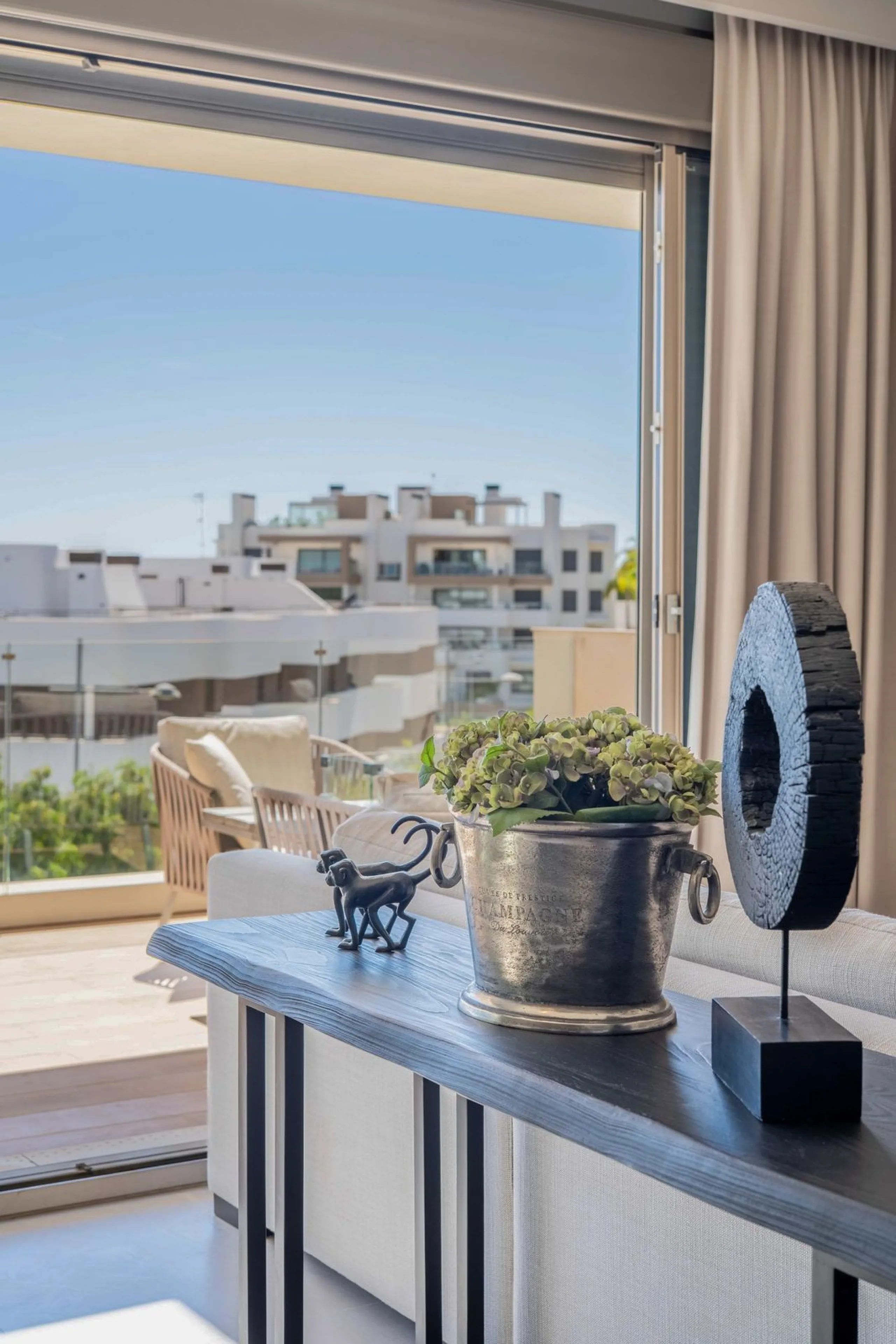 This spectacular 270 m² penthouse combines spaciousness, design and exclusivity. The property has 4 bedrooms, 3 bathrooms and a spacious and bright living room with direct access to a large private terrace, ideal for enjoying the Mediterranean climate all