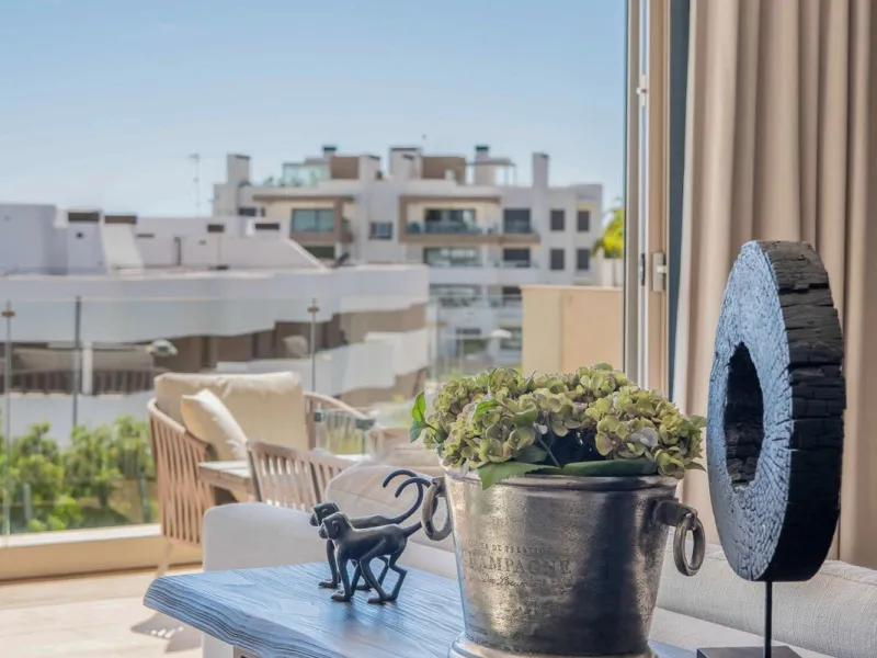 This spectacular 270 m² penthouse combines spaciousness, design and exclusivity. The property has 4 bedrooms, 3 bathrooms and a spacious and bright living room with direct access to a large private terrace, ideal for enjoying the Mediterranean climate all