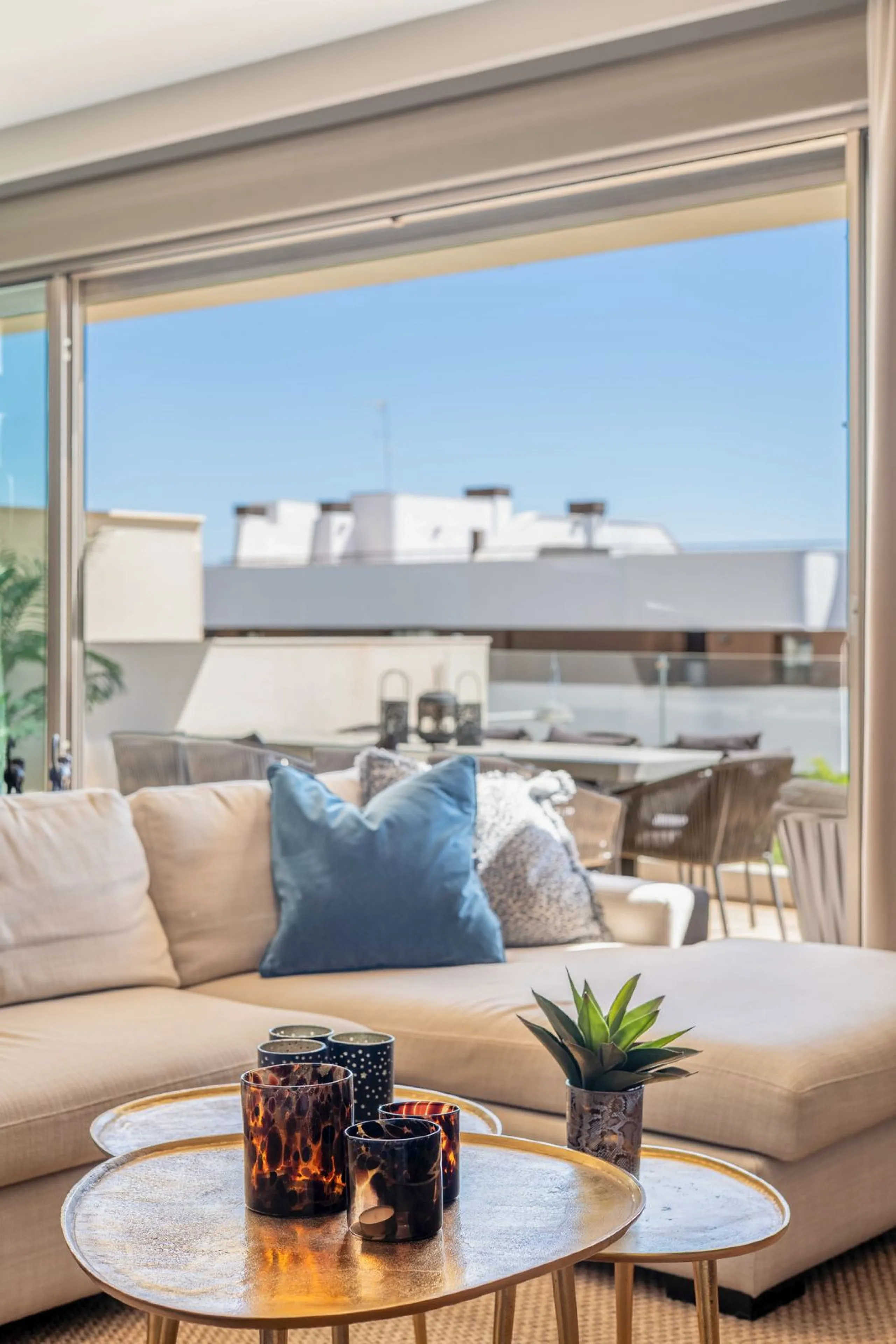 This spectacular 270 m² penthouse combines spaciousness, design and exclusivity. The property has 4 bedrooms, 3 bathrooms and a spacious and bright living room with direct access to a large private terrace, ideal for enjoying the Mediterranean climate all