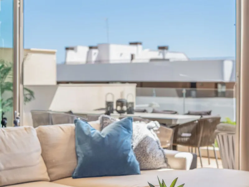 This spectacular 270 m² penthouse combines spaciousness, design and exclusivity. The property has 4 bedrooms, 3 bathrooms and a spacious and bright living room with direct access to a large private terrace, ideal for enjoying the Mediterranean climate all