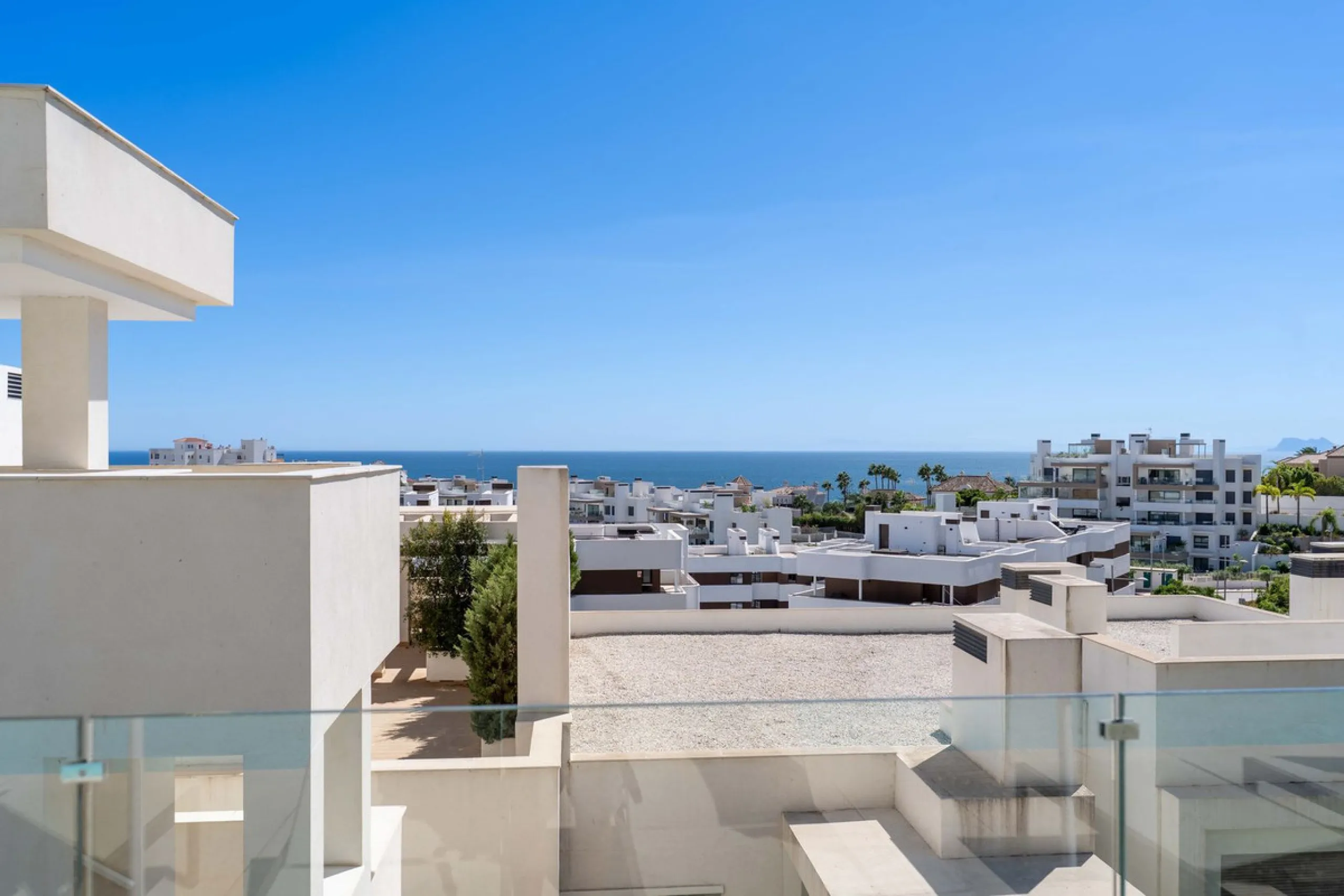 This spectacular 270 m² penthouse combines spaciousness, design and exclusivity. The property has 4 bedrooms, 3 bathrooms and a spacious and bright living room with direct access to a large private terrace, ideal for enjoying the Mediterranean climate all