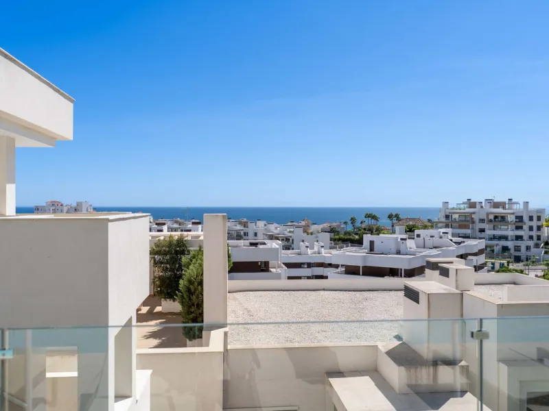 This spectacular 270 m² penthouse combines spaciousness, design and exclusivity. The property has 4 bedrooms, 3 bathrooms and a spacious and bright living room with direct access to a large private terrace, ideal for enjoying the Mediterranean climate all