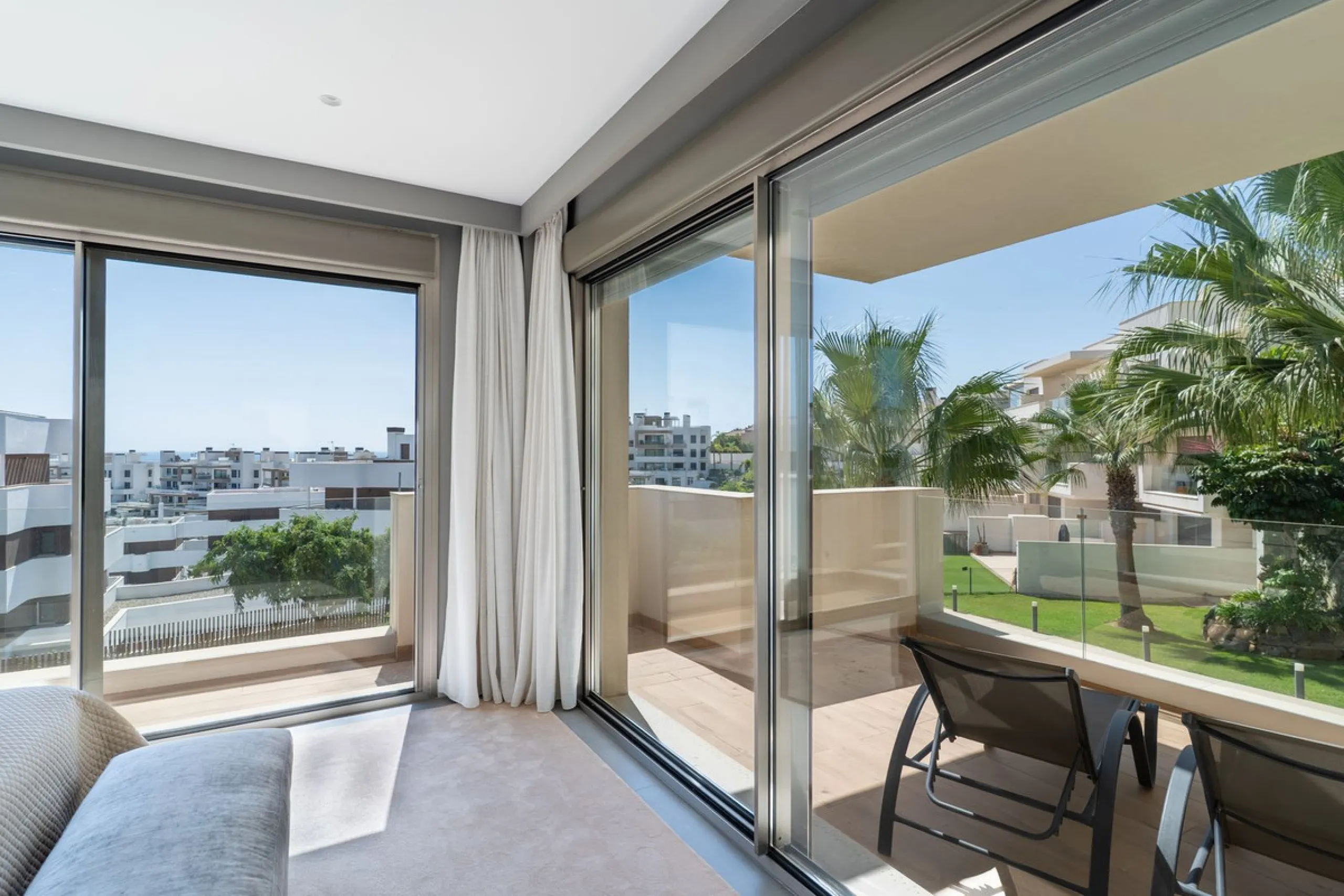 This spectacular 270 m² penthouse combines spaciousness, design and exclusivity. The property has 4 bedrooms, 3 bathrooms and a spacious and bright living room with direct access to a large private terrace, ideal for enjoying the Mediterranean climate all