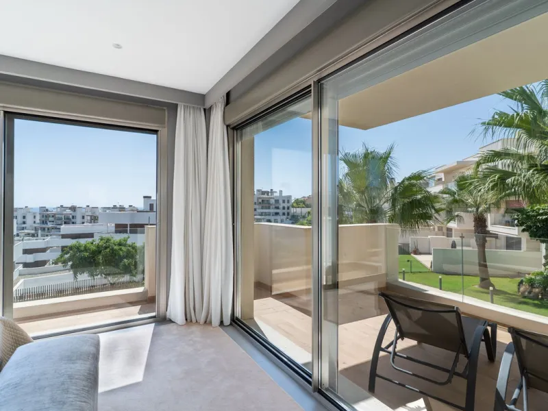 This spectacular 270 m² penthouse combines spaciousness, design and exclusivity. The property has 4 bedrooms, 3 bathrooms and a spacious and bright living room with direct access to a large private terrace, ideal for enjoying the Mediterranean climate all