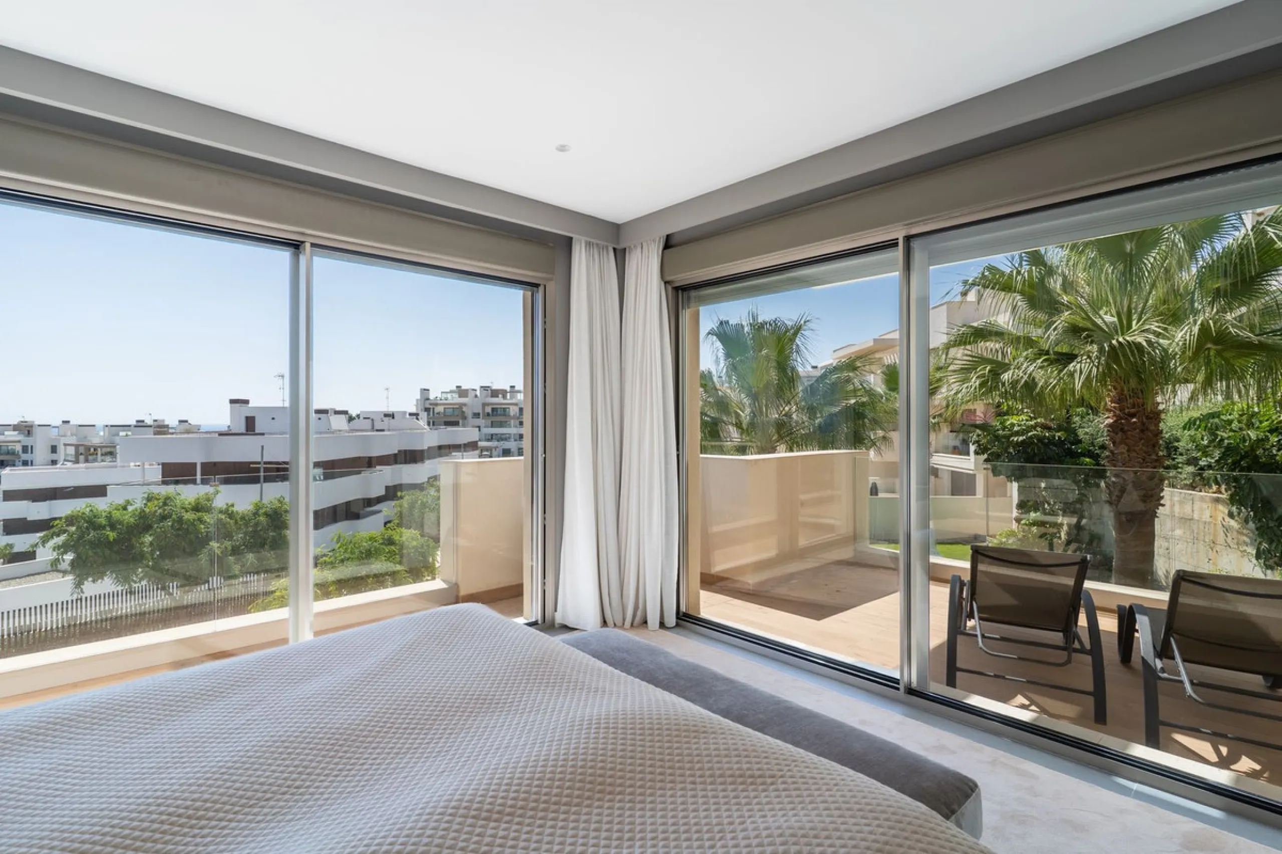 This spectacular 270 m² penthouse combines spaciousness, design and exclusivity. The property has 4 bedrooms, 3 bathrooms and a spacious and bright living room with direct access to a large private terrace, ideal for enjoying the Mediterranean climate all