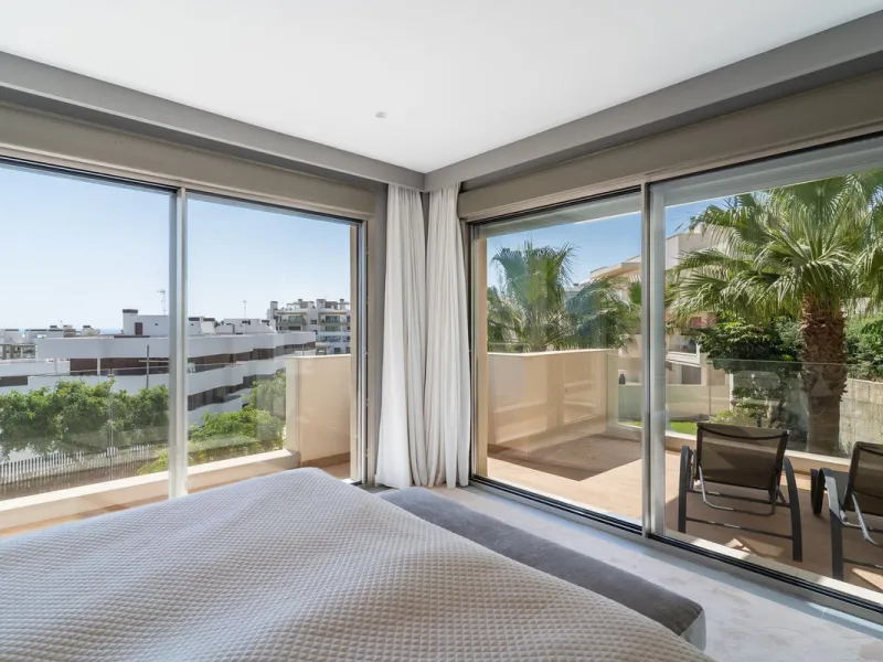 This spectacular 270 m² penthouse combines spaciousness, design and exclusivity. The property has 4 bedrooms, 3 bathrooms and a spacious and bright living room with direct access to a large private terrace, ideal for enjoying the Mediterranean climate all