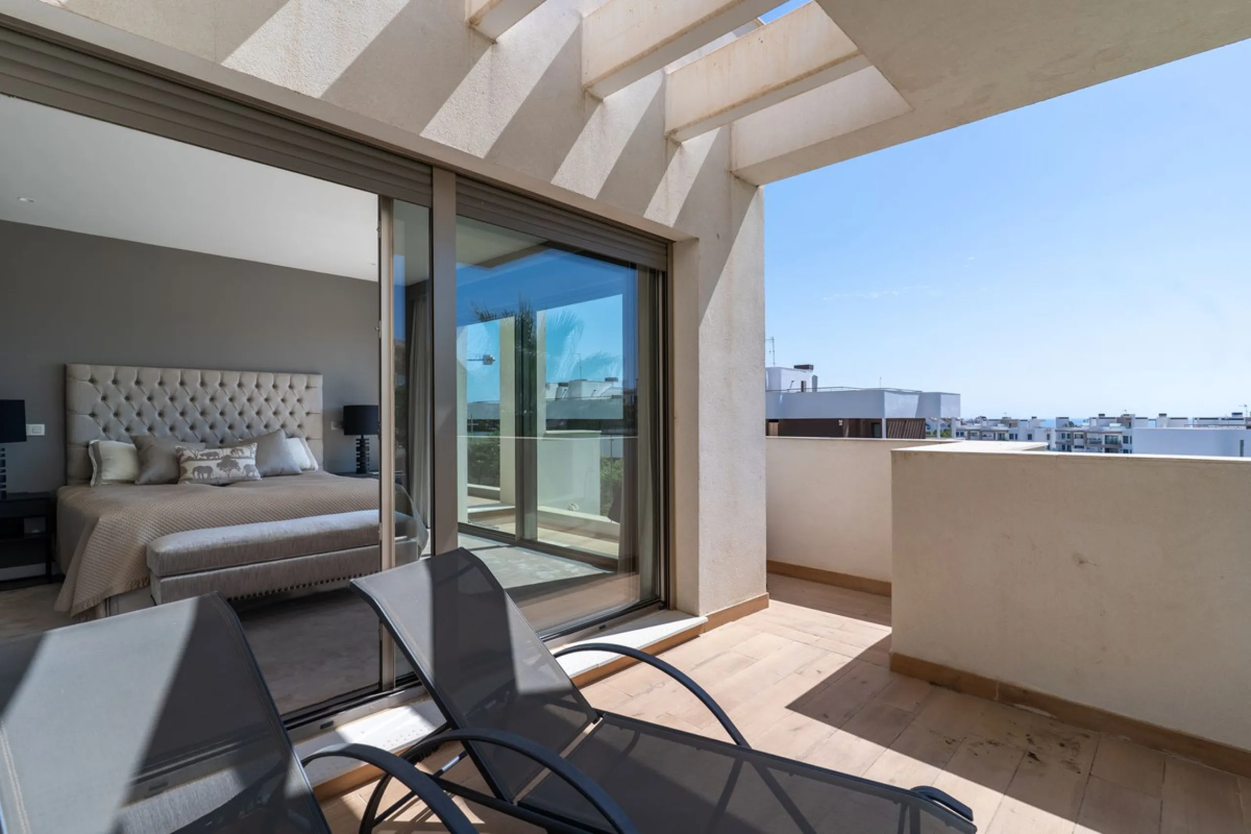 This spectacular 270 m² penthouse combines spaciousness, design and exclusivity. The property has 4 bedrooms, 3 bathrooms and a spacious and bright living room with direct access to a large private terrace, ideal for enjoying the Mediterranean climate all
