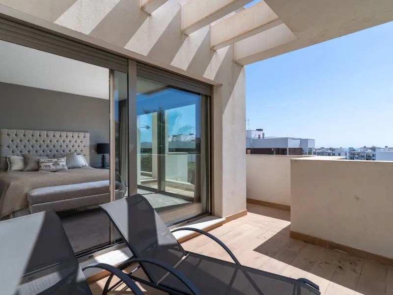 This spectacular 270 m² penthouse combines spaciousness, design and exclusivity. The property has 4 bedrooms, 3 bathrooms and a spacious and bright living room with direct access to a large private terrace, ideal for enjoying the Mediterranean climate all