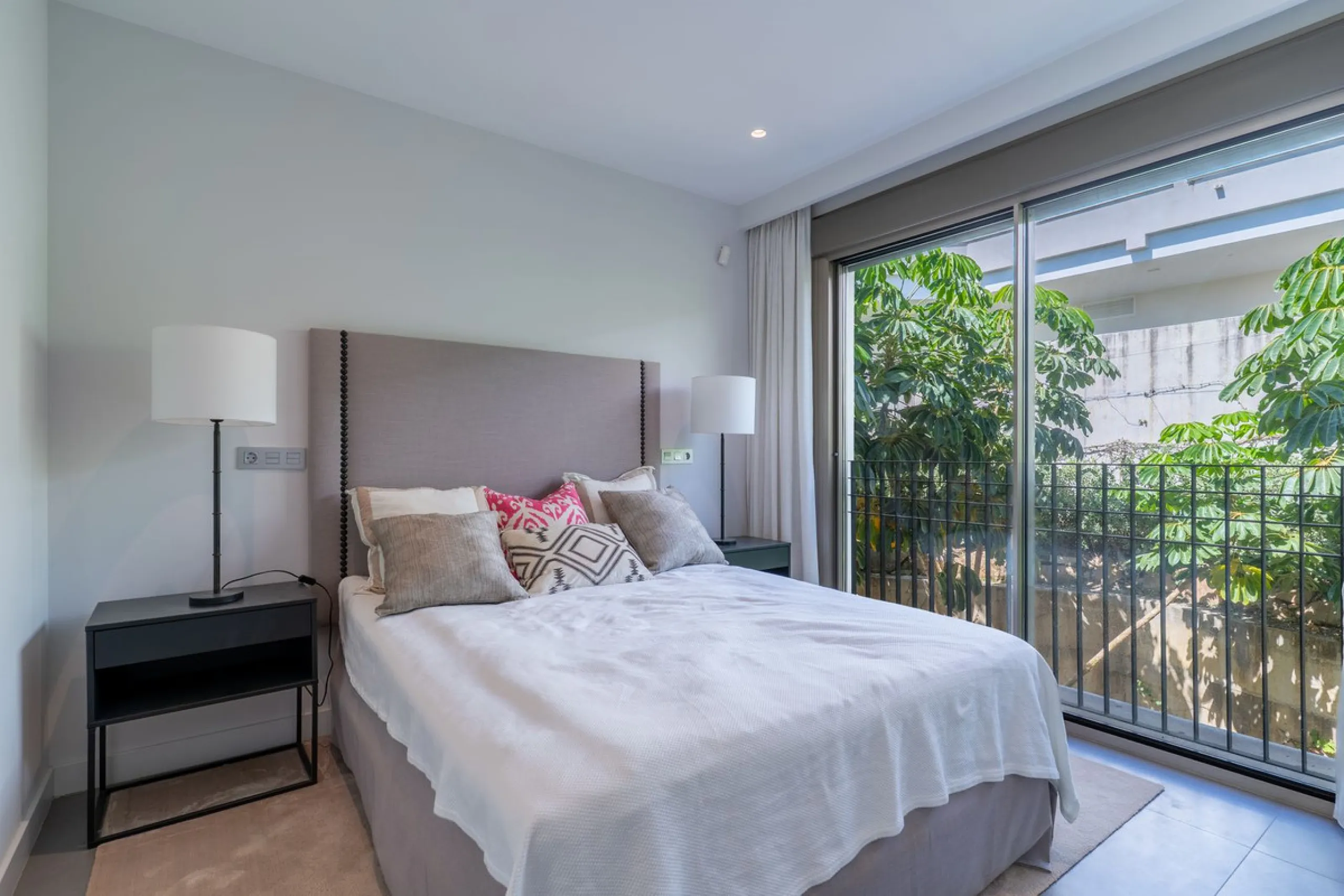 This spectacular 270 m² penthouse combines spaciousness, design and exclusivity. The property has 4 bedrooms, 3 bathrooms and a spacious and bright living room with direct access to a large private terrace, ideal for enjoying the Mediterranean climate all