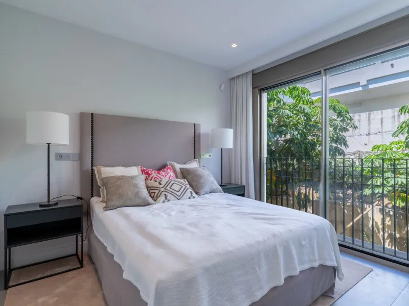 This spectacular 270 m² penthouse combines spaciousness, design and exclusivity. The property has 4 bedrooms, 3 bathrooms and a spacious and bright living room with direct access to a large private terrace, ideal for enjoying the Mediterranean climate all