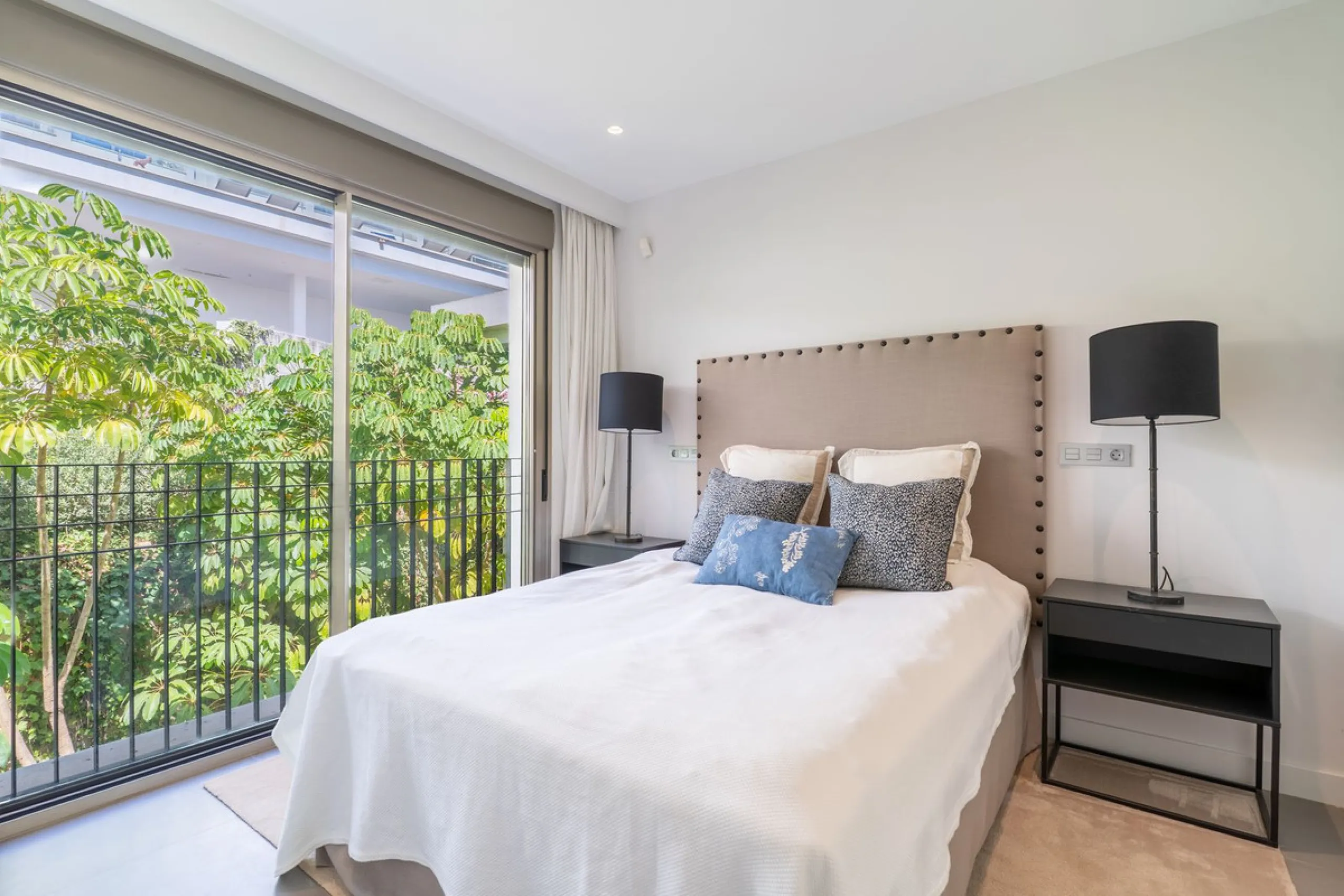 This spectacular 270 m² penthouse combines spaciousness, design and exclusivity. The property has 4 bedrooms, 3 bathrooms and a spacious and bright living room with direct access to a large private terrace, ideal for enjoying the Mediterranean climate all