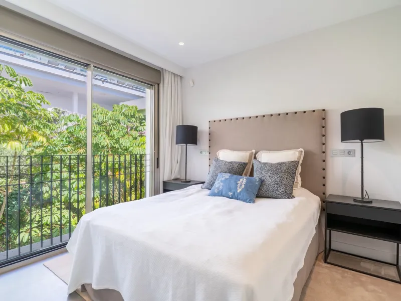 This spectacular 270 m² penthouse combines spaciousness, design and exclusivity. The property has 4 bedrooms, 3 bathrooms and a spacious and bright living room with direct access to a large private terrace, ideal for enjoying the Mediterranean climate all