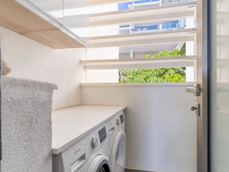 This spectacular 270 m² penthouse combines spaciousness, design and exclusivity. The property has 4 bedrooms, 3 bathrooms and a spacious and bright living room with direct access to a large private terrace, ideal for enjoying the Mediterranean climate all