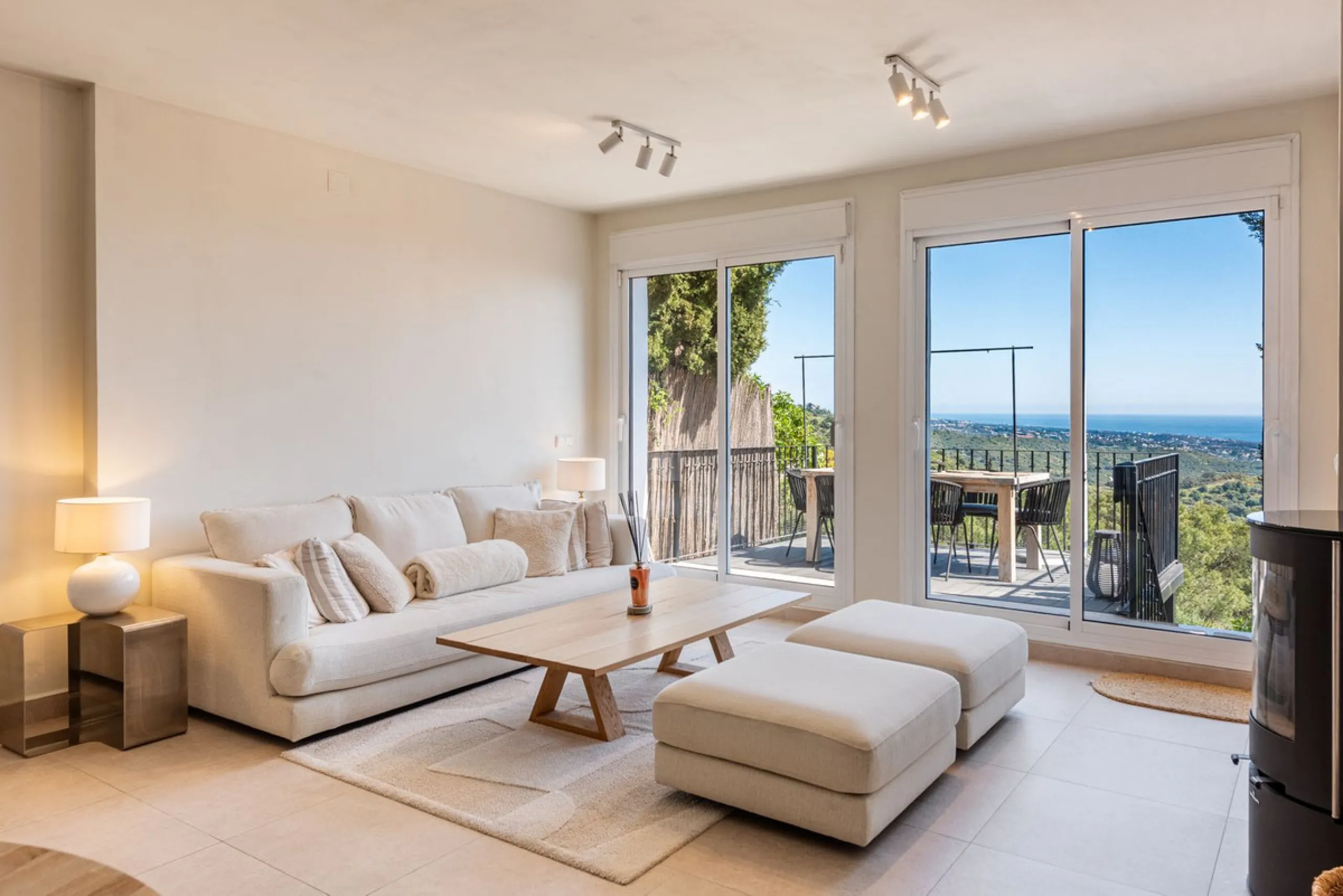 Nestled in the charming Andalusian pueblo of Altos de Los Monteros, this beautifully refurbished townhouse offers breathtaking panoramic views over the Mediterranean Sea and Marbella. Surrounded by nature and set within a peaceful community of traditional