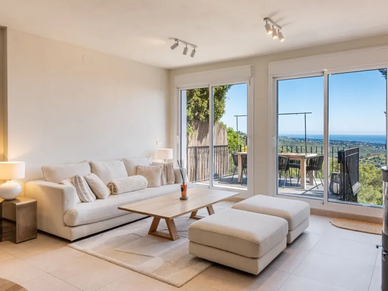 Nestled in the charming Andalusian pueblo of Altos de Los Monteros, this beautifully refurbished townhouse offers breathtaking panoramic views over the Mediterranean Sea and Marbella. Surrounded by nature and set within a peaceful community of traditional