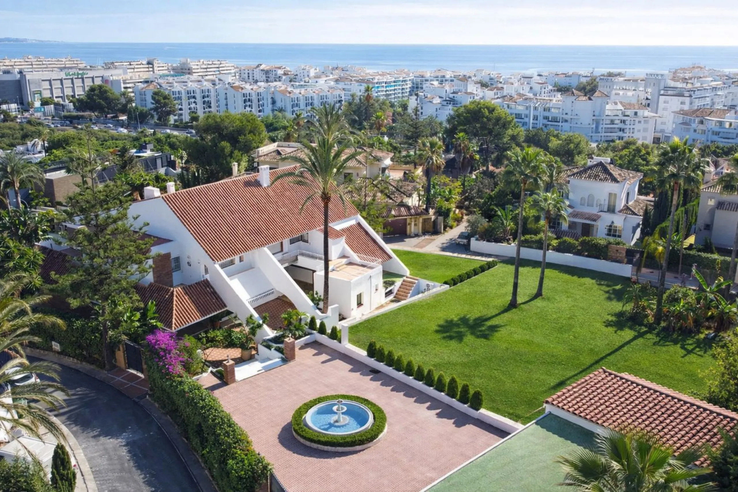 Elegant Marbella Estate on a Prime and Rare Plot — 800 meters Walking Distance to Puerto Banús. Unique Development Opportunity — 4,205m² Plot with Potential for Up to 4 Villas, or Plans for one large villa and separate Guest House, or to knock down and bu